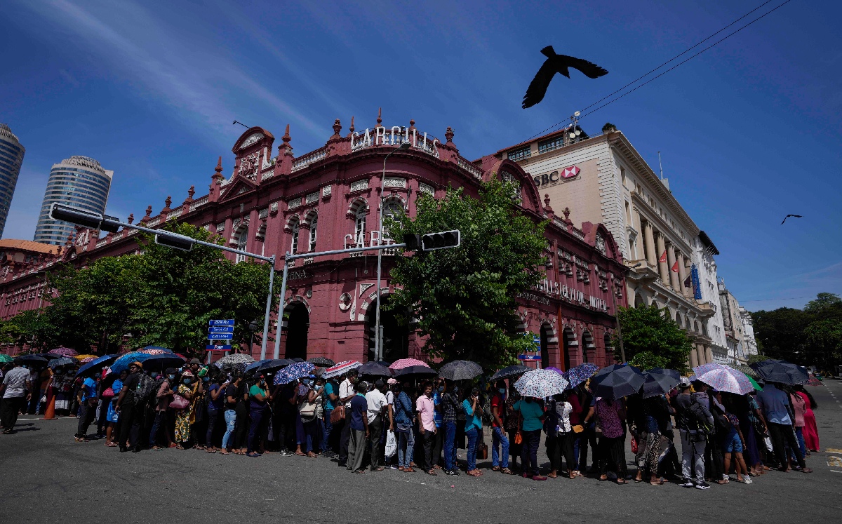 Gente entra a la residencia oficial del presidente  Rajapaksa, a días de que la tomaron manifestantes. | AP