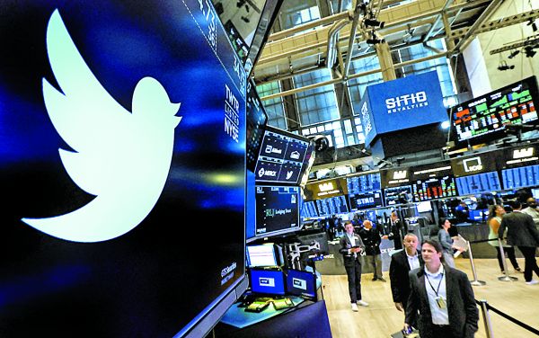 El logotipo de la red social se muestran en una pantalla en el piso de la Bolsa de Nueva York. Brendan McDermid/Reuters