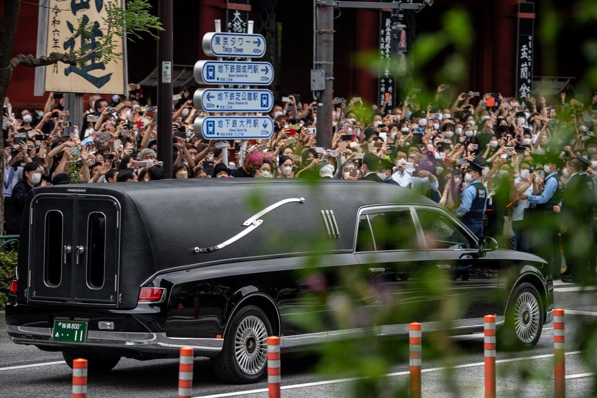 Miles de japoneses despiden en las calles al asesinado ex primer ministro Shinzo Abe | AFP