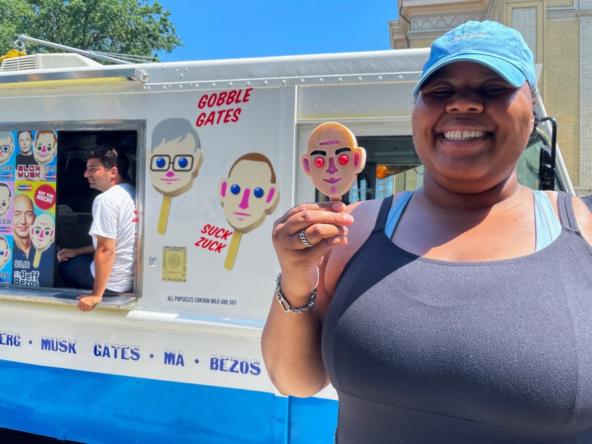 Una paleta de Jeff Bezos para 'apaciguar' el calor en Nueva York. (Reuters)