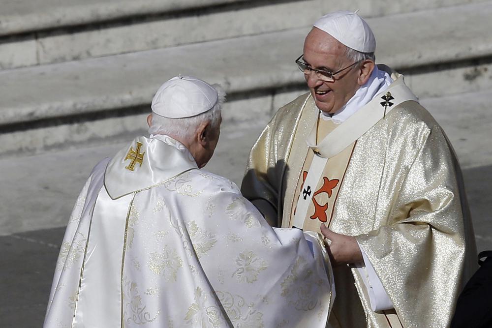 El papa emérito Benedicto XVI, izquierda, saluda al papa Francisco | AP