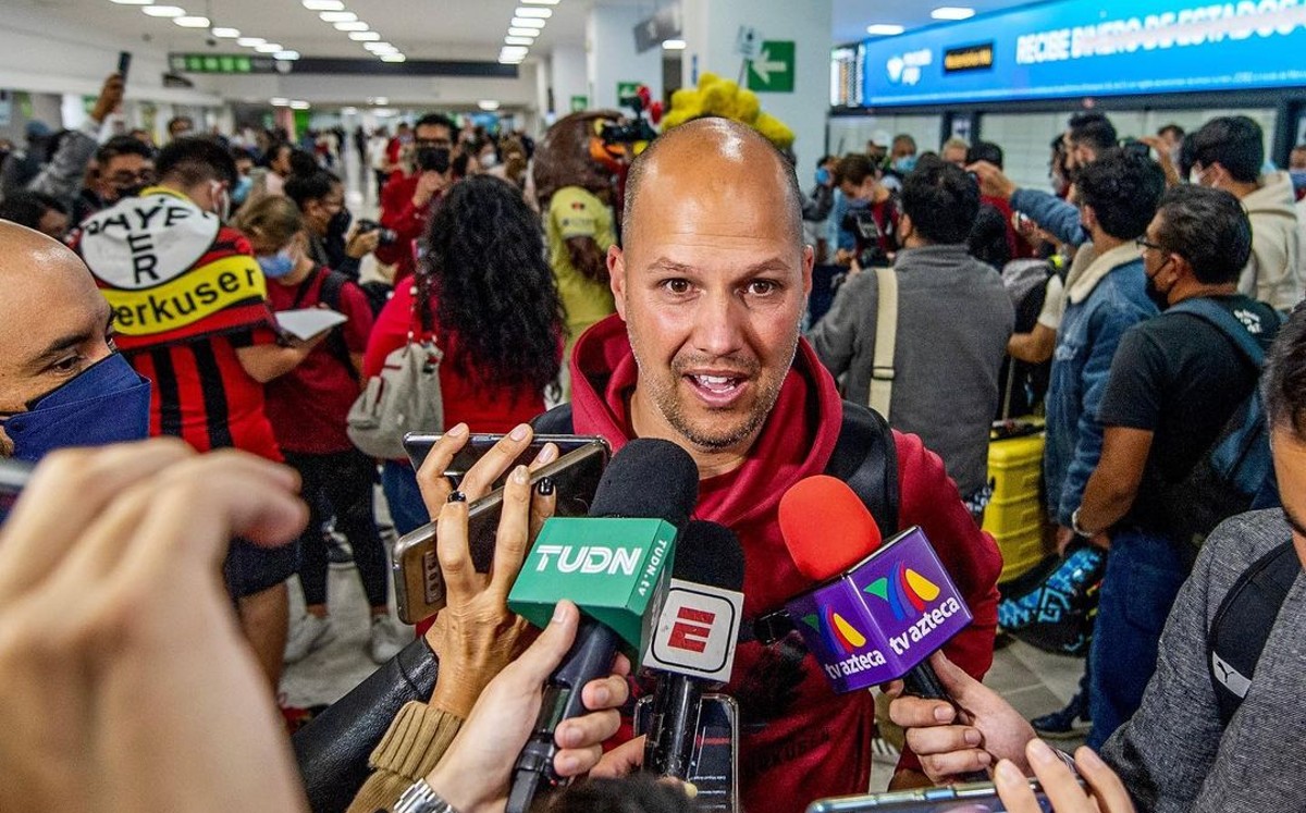 Robert Paw reconoce que el campo del Azteca es sagrado (@bayer04frauen)