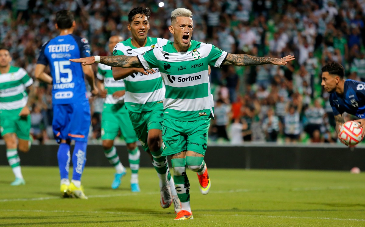 Santos Laguna analizan la situación de Brian Lozano. (Mauricio Román)