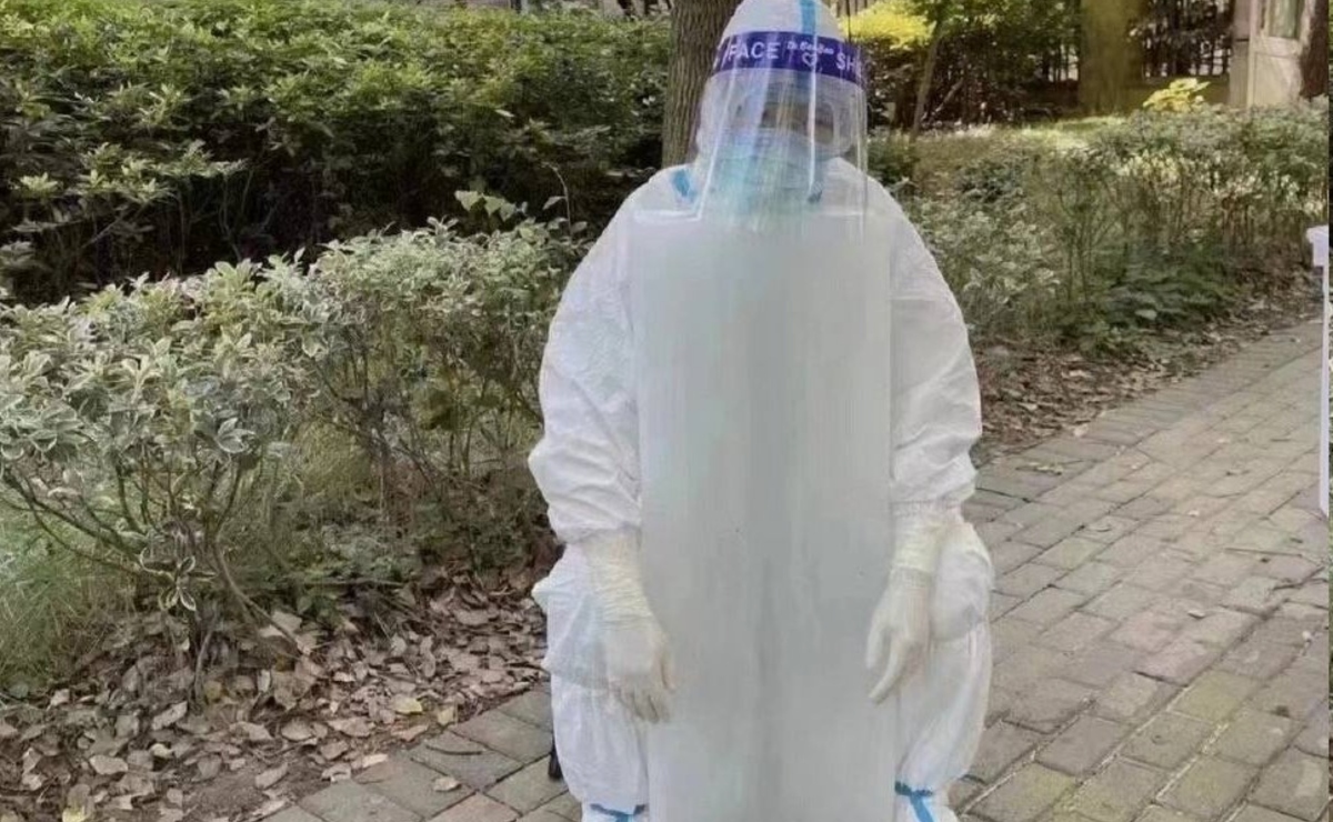Un trabajador sostiene un bloque de hielo en China. | Foto de Twitter