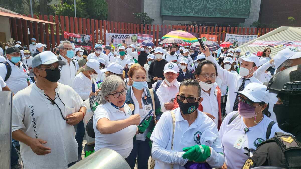 Trabajadores jubilados del IMSS frente a la Cámara de Diputados | César Velázquez