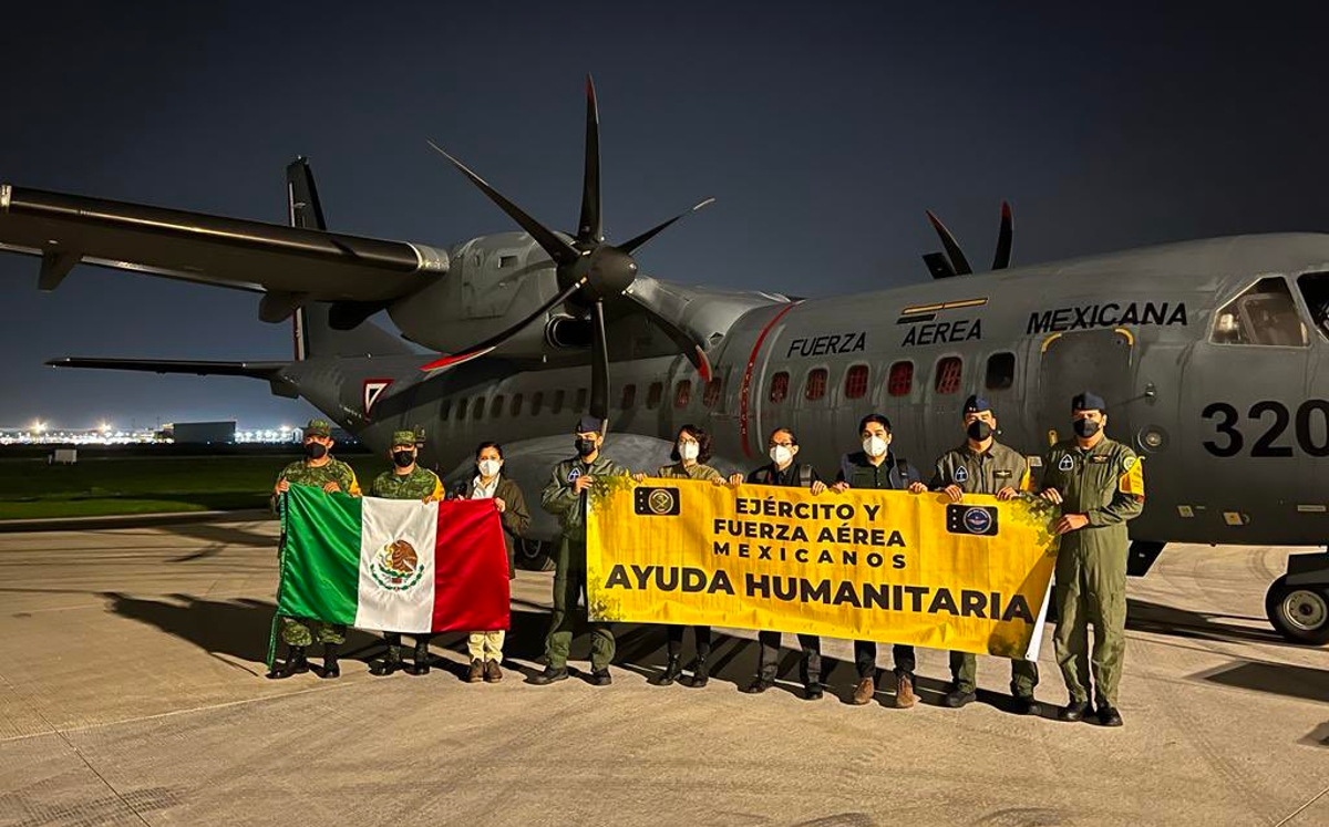 En un avión de la Fuerza Aérea, personal de SRE viaja a Estados Unidos. | @arocha221