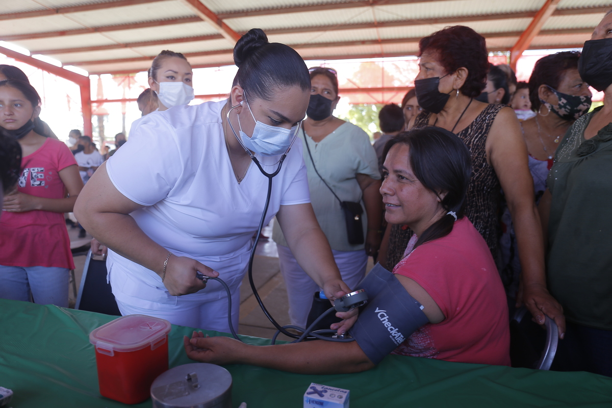 La brigada lleva servicios como toma de presión arterial, medición de glucosa, pruebas rápidas de VIH, entre otros. (Mauricio Román)
