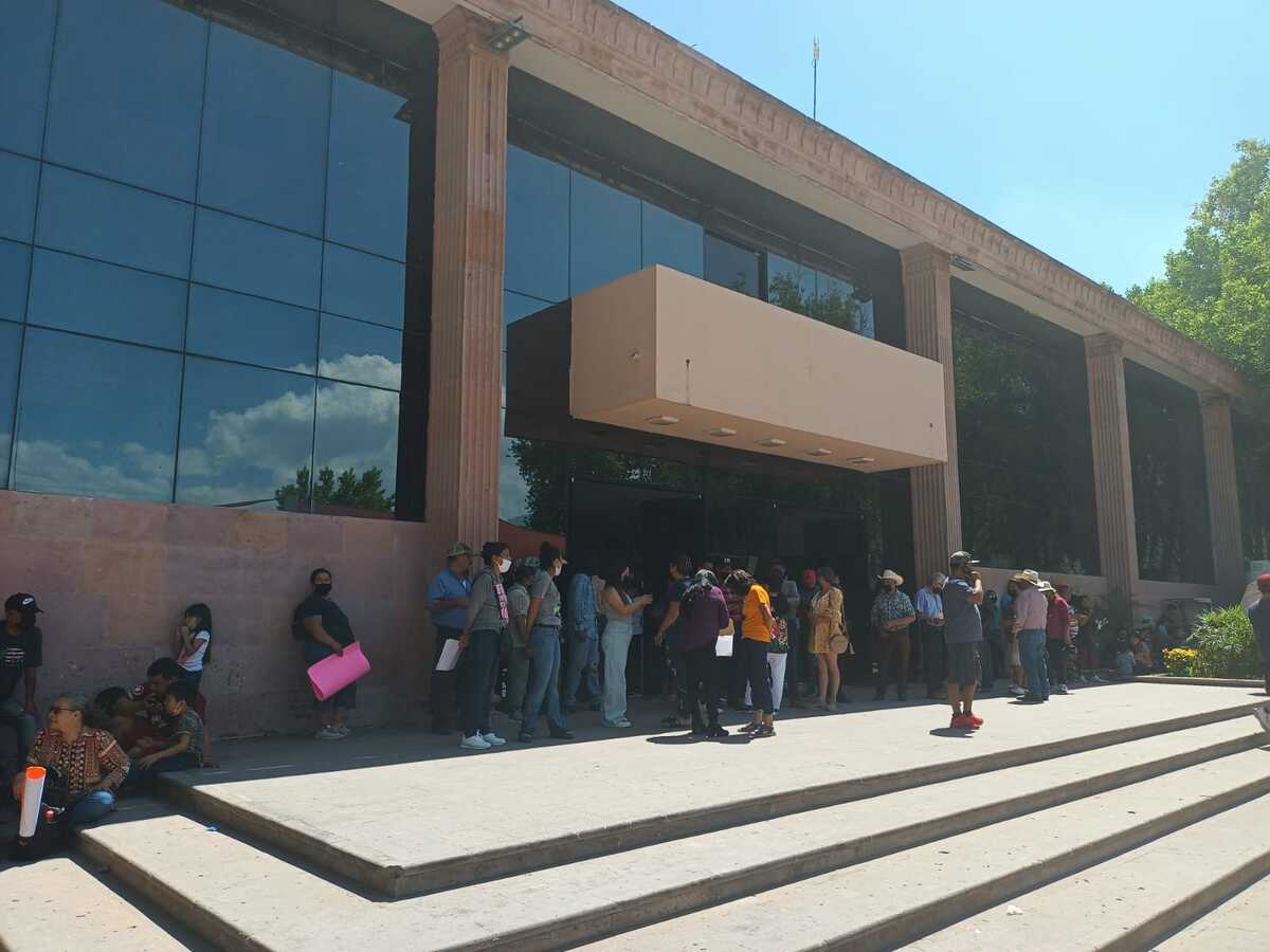 Comerciantes se manifiestan en Palacio Municipal de Saltillo por vendedores ambulantes | Milenio Digital