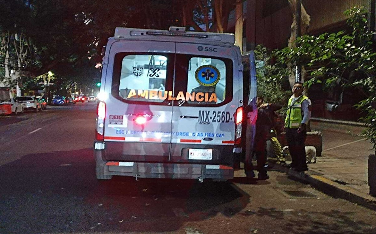 Elementos del Escuadrón de Rescate y Urgencias Médicas atendieron al herido en el lugar. | Enrique Luna