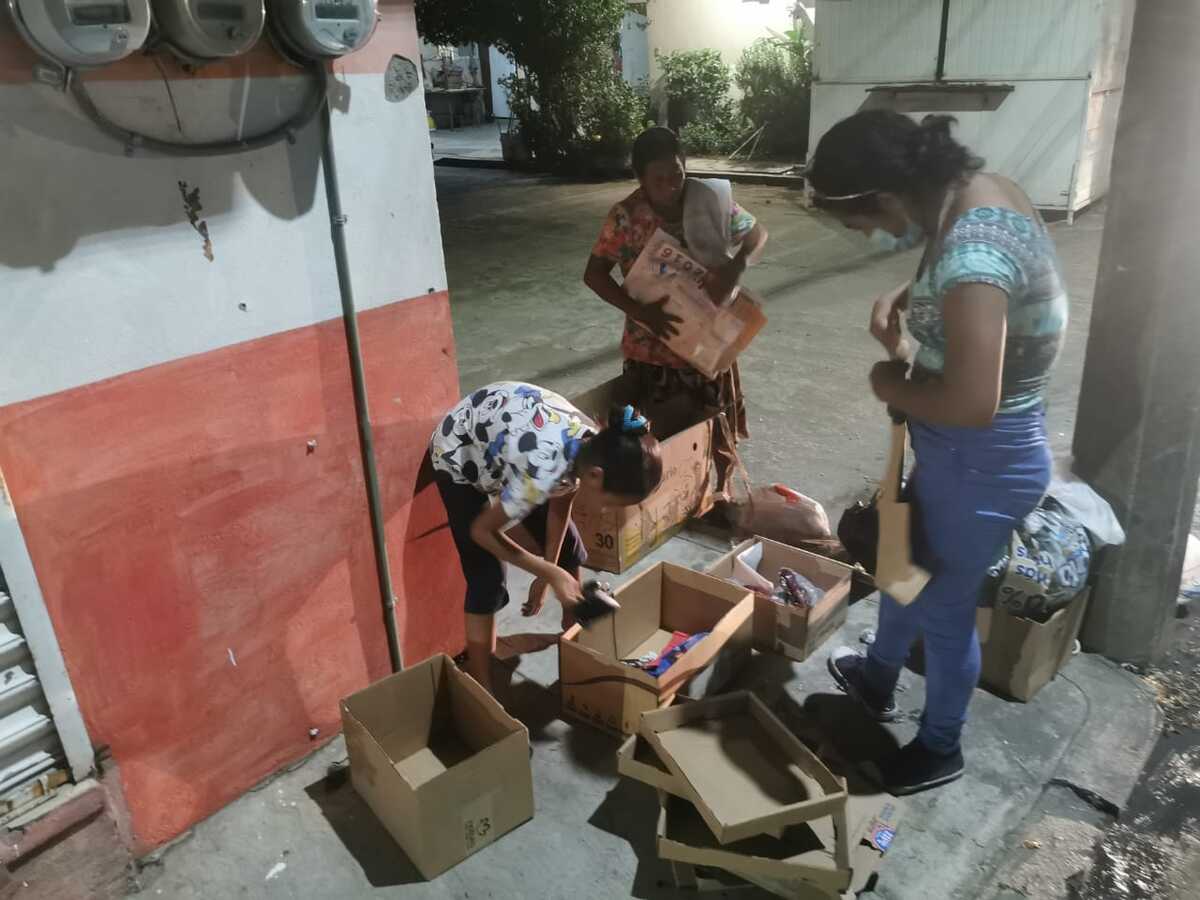 Junto a su hermana y su abuela recolectan la basura. (Carlos Abad)
