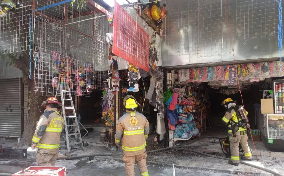 El incendio se registró en un local de la calle Colegio Civil, en Monterrey. Foto: Especial