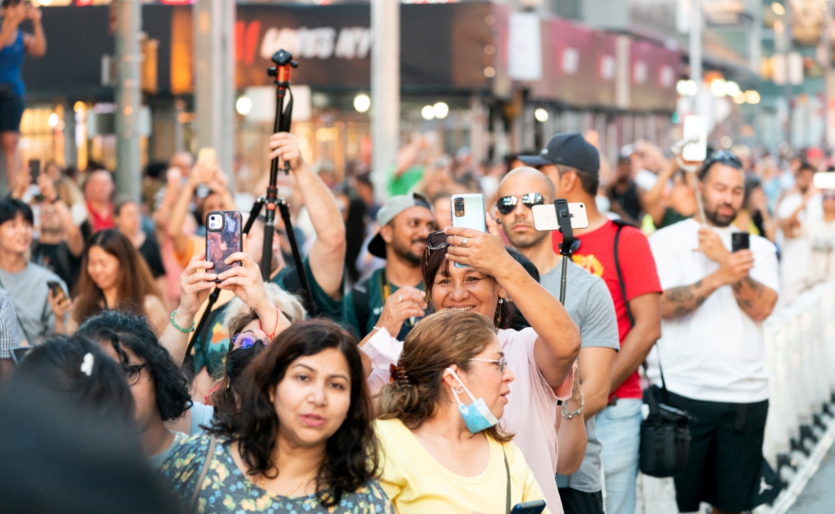 Las personas fueron a ver el espectáculo de  Manhattanhenge. | Reuters