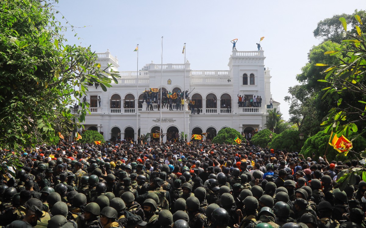 Manifestantes afuera de la oficina del primer ministro de Sri Lanka | AFP