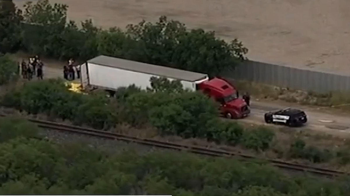 Migrantes fallecidos en tráiler de Texas habrían pagado 9 mil dólares a ‘coyote’ para viajar a EU