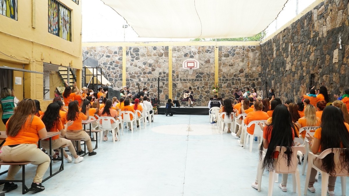 Mon Laferte en CERESO de Sonora