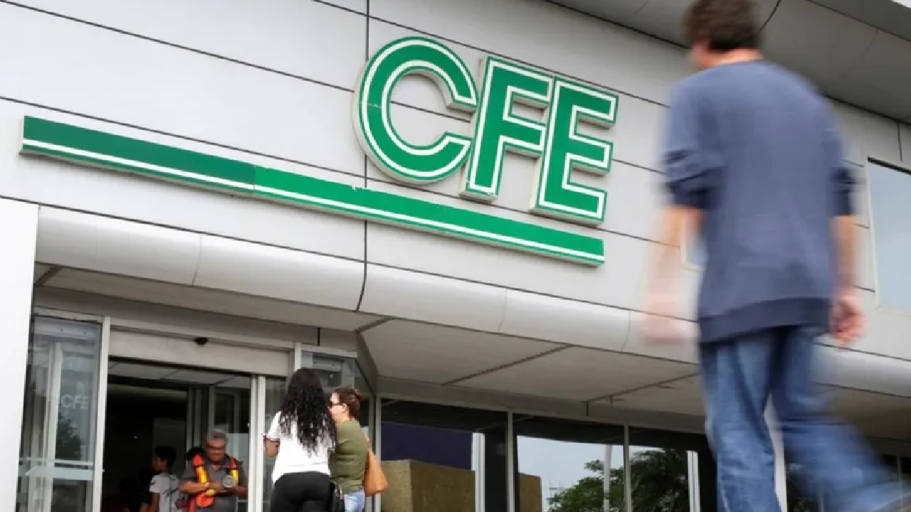 Moody's rebaja calificación de CFE
