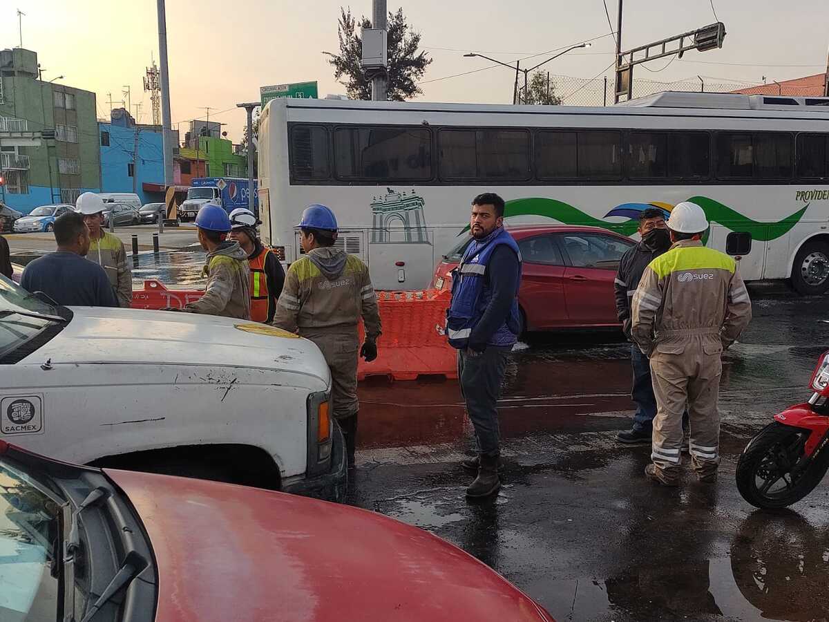 Personal de Sacmex arribó al lugar para dar mantenimiento a la tuberia afectada. | César Velázquez