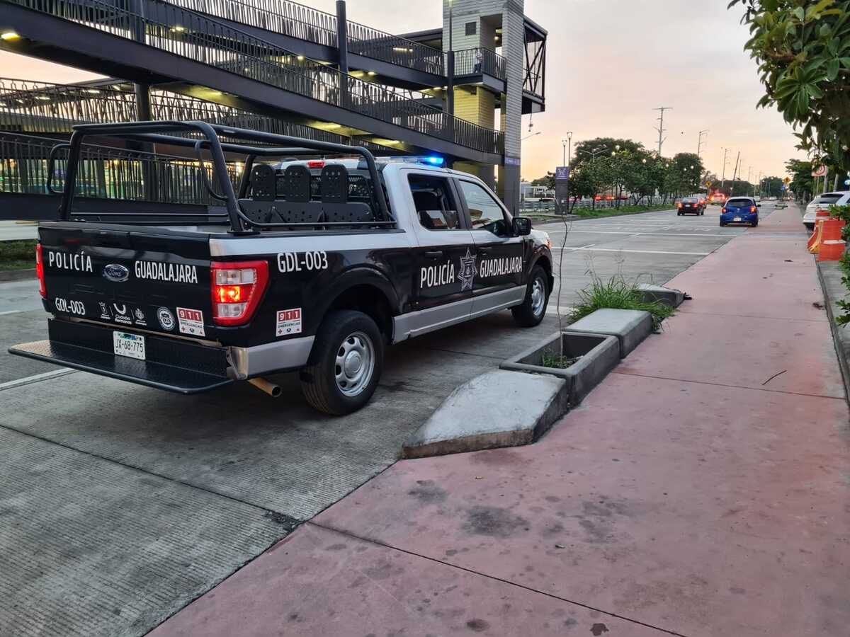 Policía de Guadalajara resguarda vehículo de hombre herido en ataque a balazos (Juan Carlos Munguía)