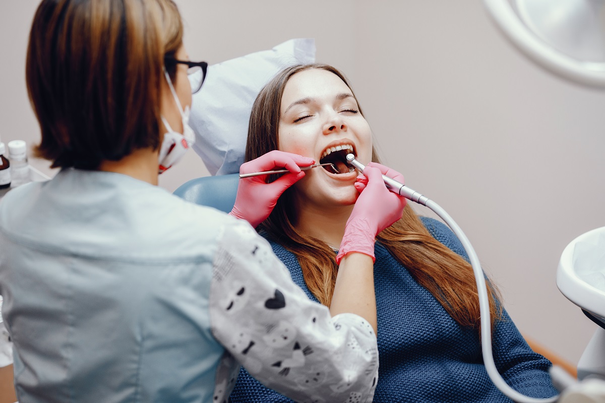 Se recomienda que se hagan limpiezas dentales cada seis meses. (freepik.es)
