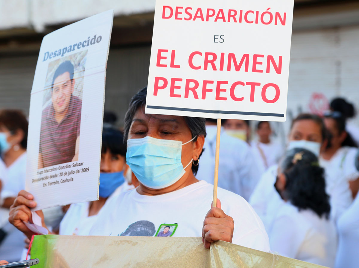 “En Coahuila la desaparición es el crimen perfecto”, decía el mensaje que tomaba en la mano María Elena Salazar. | Martín Piña