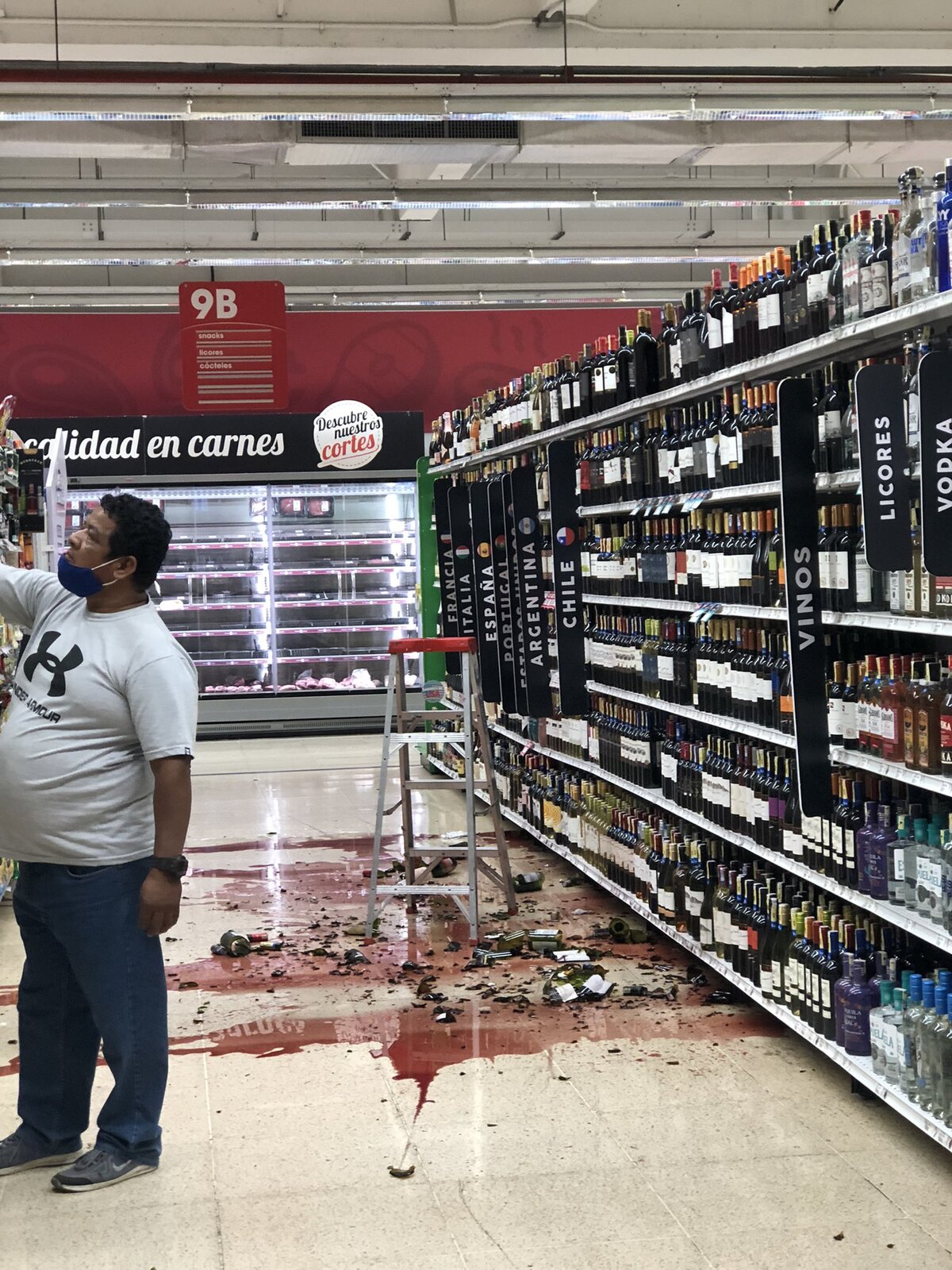 El sismo hizo tirar anaqueles en los supermercados. (Twitter)