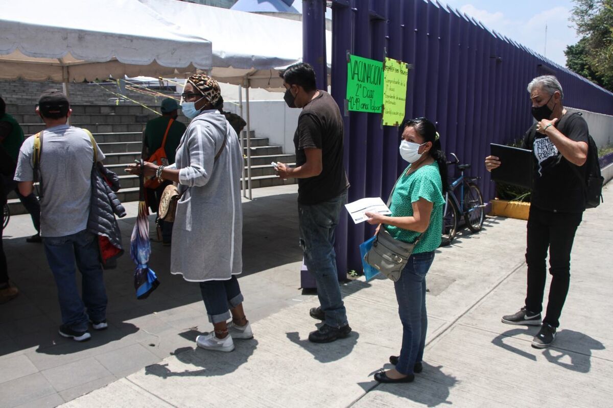 Fila de ingreso para segunda dosis de vacuna contra coronavirus. (Cuartoscuro)