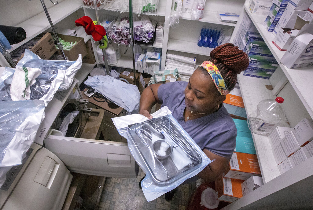 Las clínicas de aborto podrían cerrar en los estados donde se prohíba. (AP)