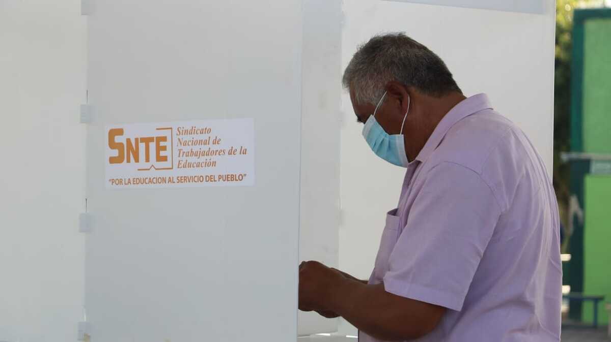 Maestros de Guanajuato acuden a votar por su nuevo dirigente de sindicato // Foto: Dany Béjar