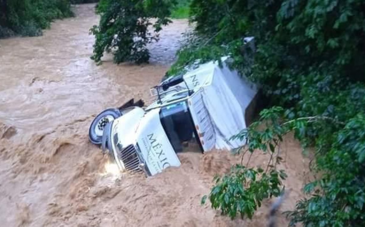 Caudal arrastra camión del gobierno federal | Especial