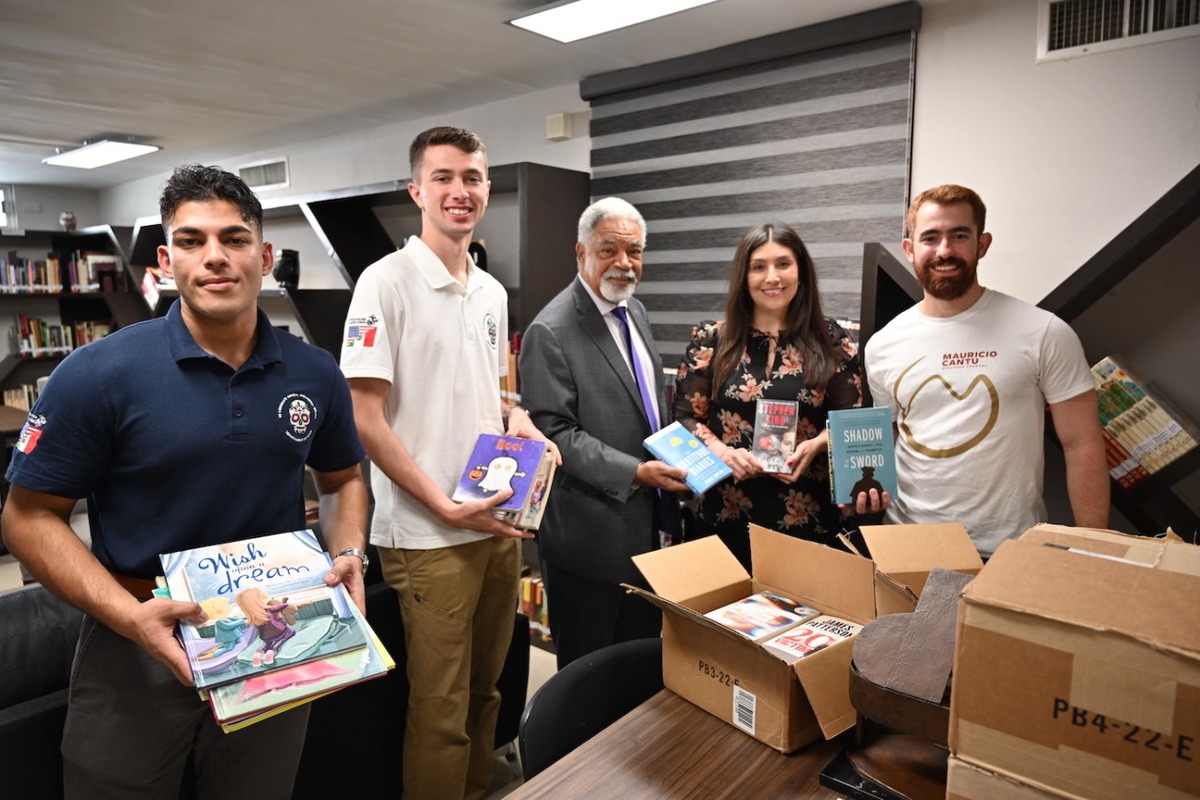 El Cuerpo de marines y personal del Consulado General de Estados Unidos en Monterrey realizó una donación de libros. (Especial)