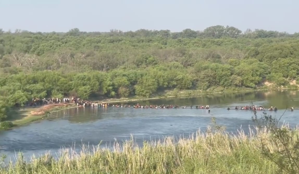 En un punto, se puede apreciar a la cadena humana ocupar todo el ancho del Río Bravo | Milenio Digital