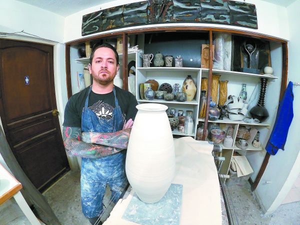 Realiza sus trabajos en el taller Tres Piedras, del maestro José Luis Torres. fotos: Roberto Alanís