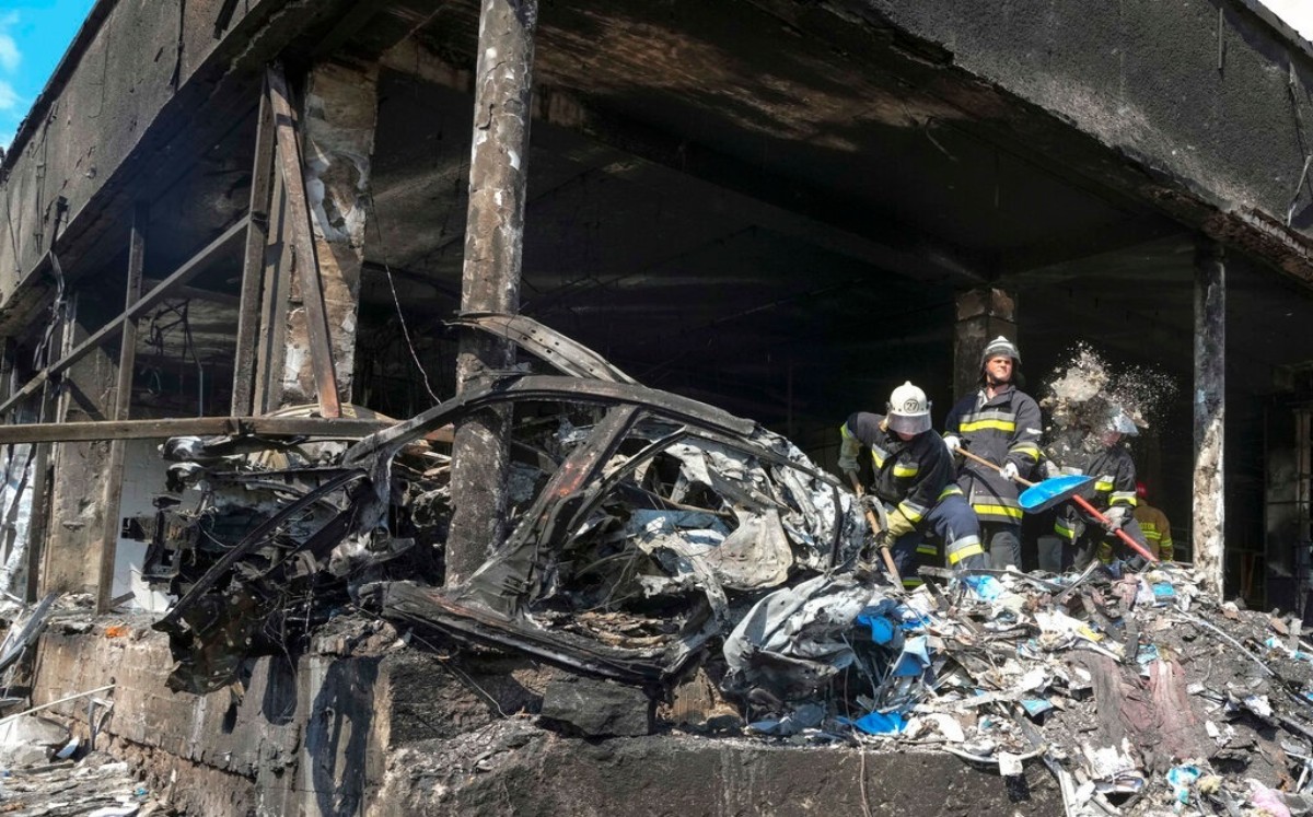 Socorristas buscan sobrevivientes en escombros de un edificio. (AP)