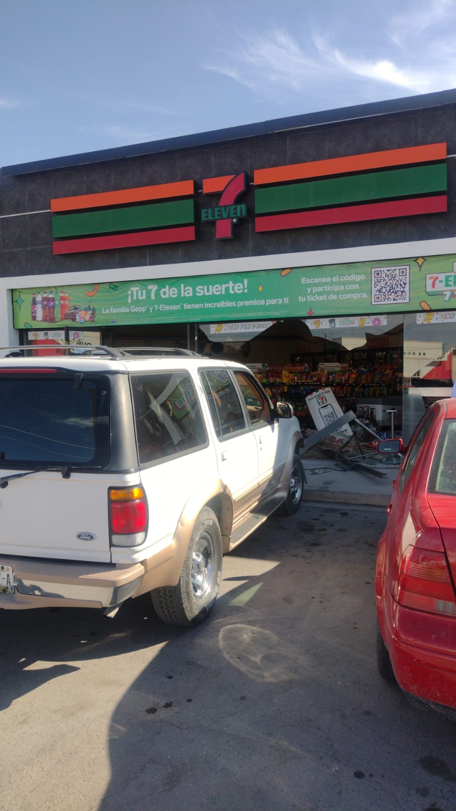 El conductor de la camioneta perdió el control al llegar al estacionamiento. (Notivox Digital)