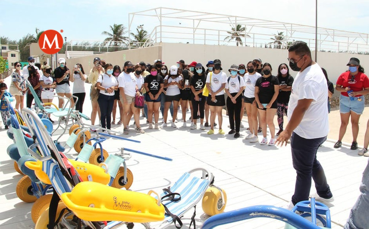Estudiantes visitan playa Incluyente de Miramar en Ciudad Madero
