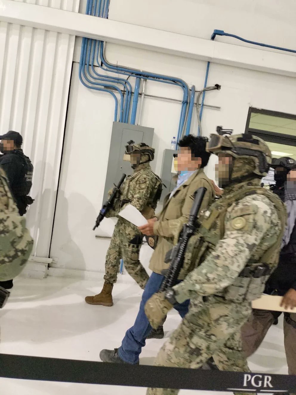 Rafael Caro Quintero en traslado. (Twitter jenarovillamil)