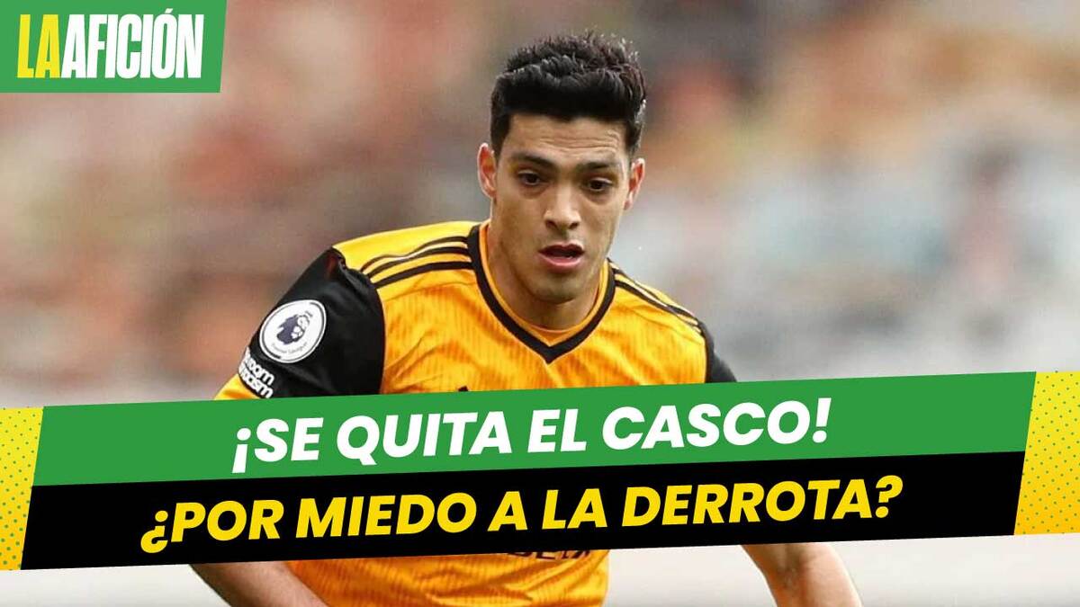 Raúl Jiménez da cabezazos sin su casco protector