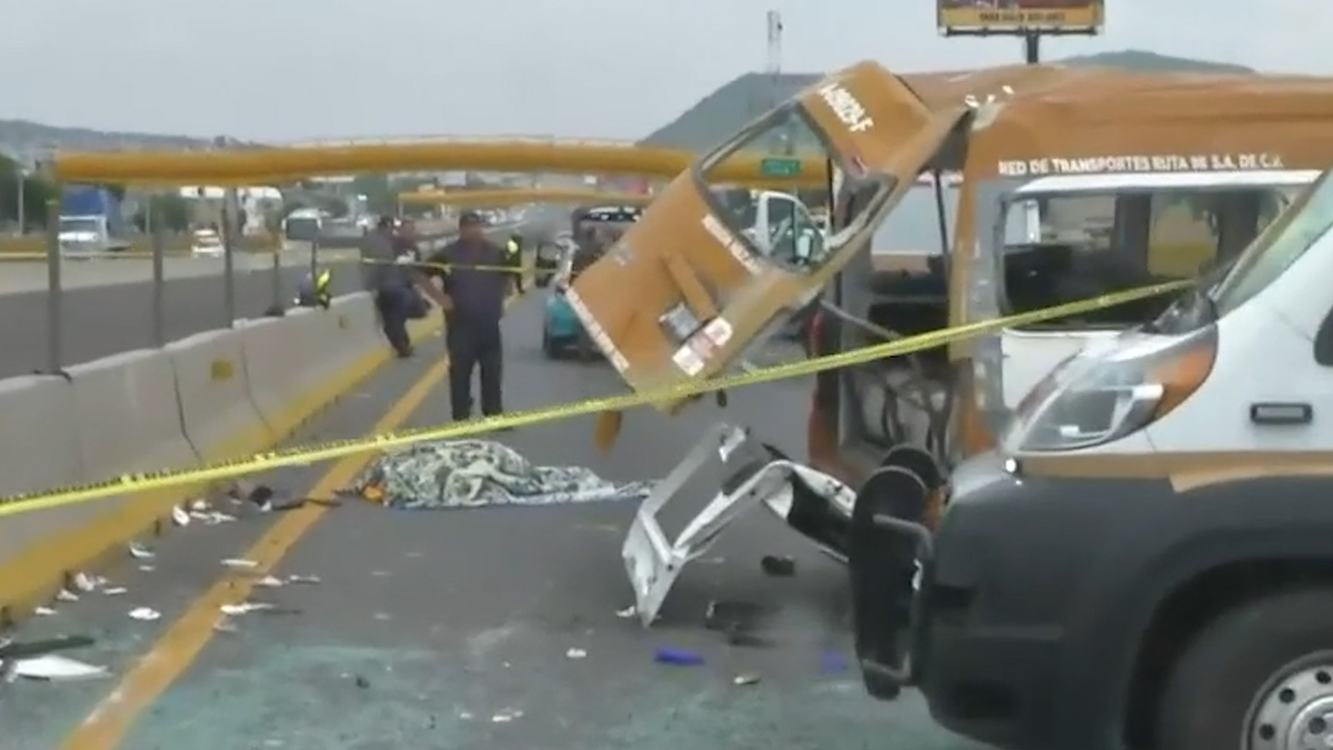 Volcadura de combi en la autopista México-Puebla deja un muerto y 17 heridos