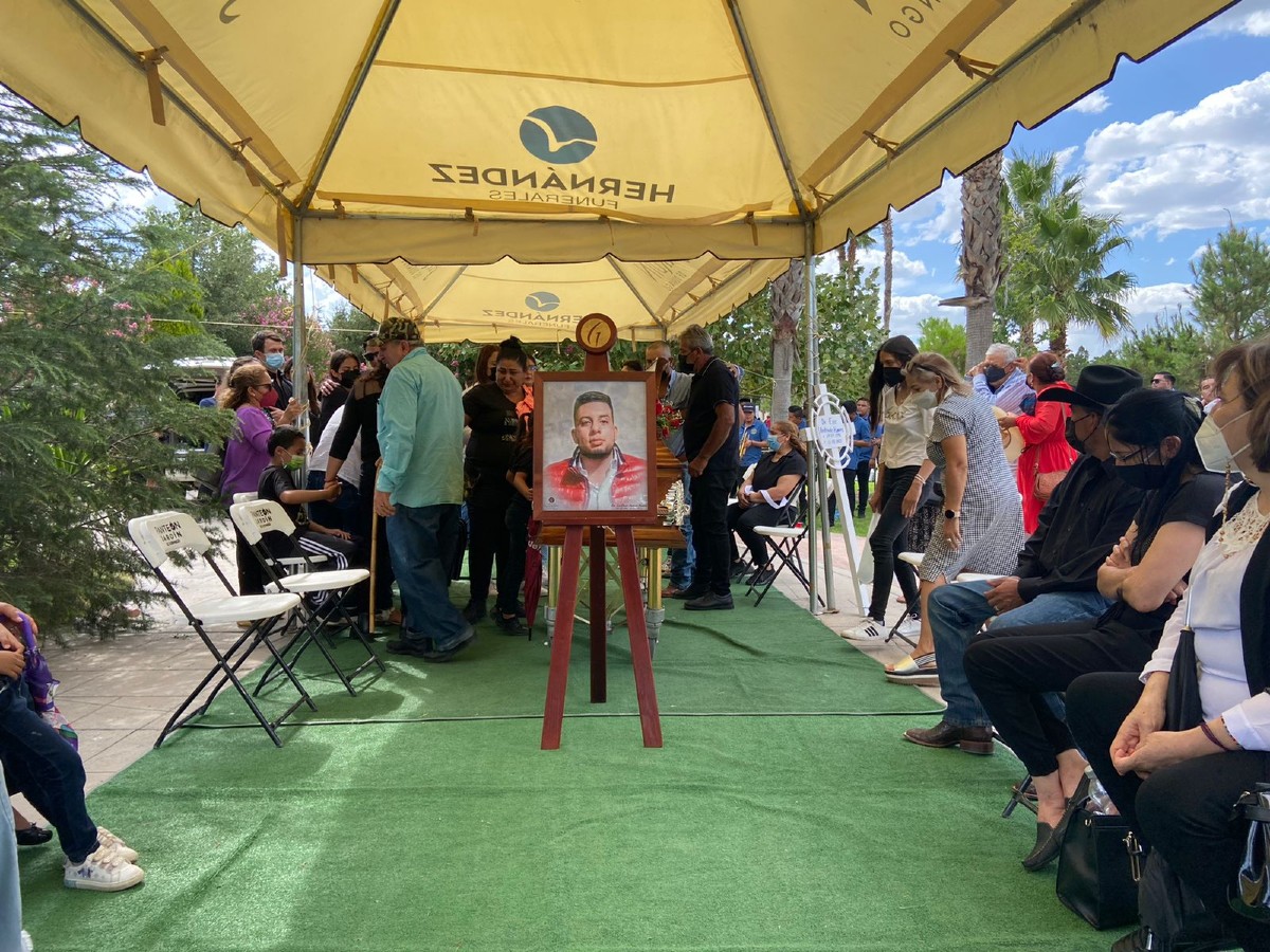 Familiares y amigos pasaron frente al féretro para cruzar las últimas palabras. (Especial)