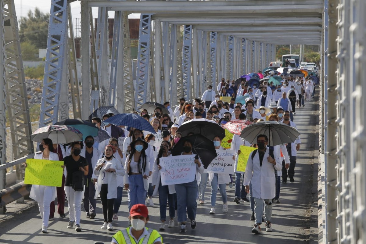 La manifestación es en margen al reciente asesinato de un pasante en Durango. (Mauricio Román)