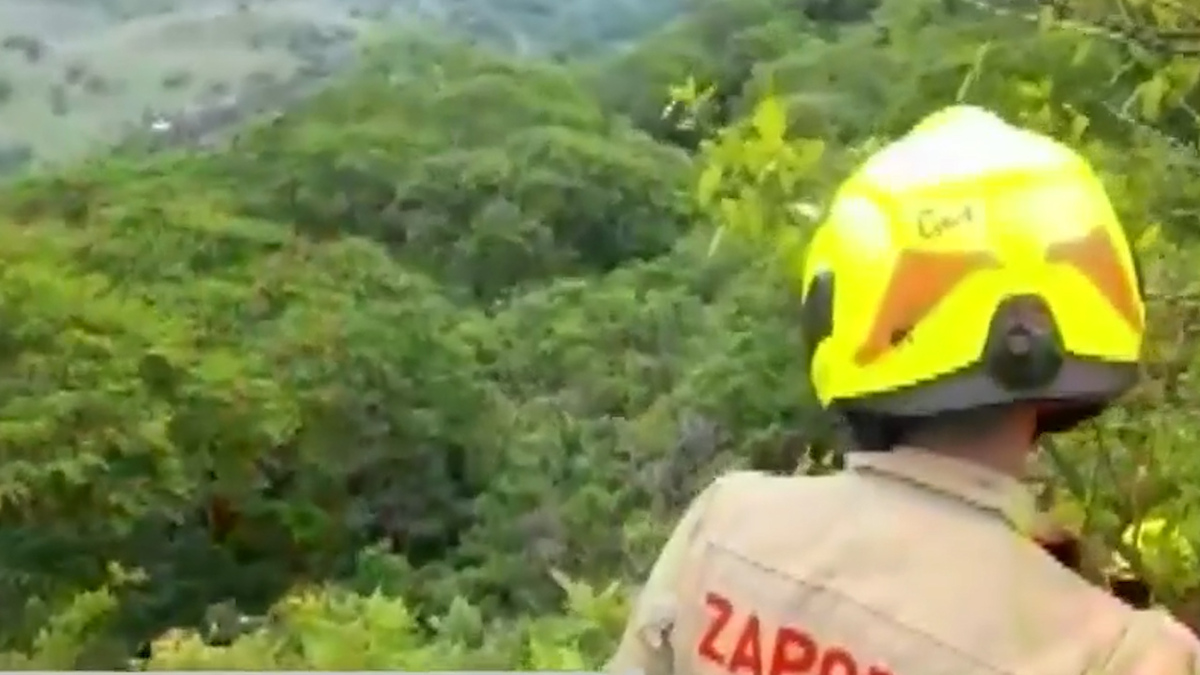 Rescatan a pareja de un barranco de 50 metros en Jalisco