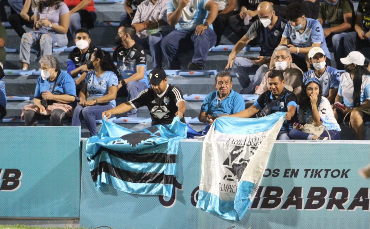 Aficionados al Tampico-Madero esperan el arranque del torneo. | Foto: Yazmín Sánchez