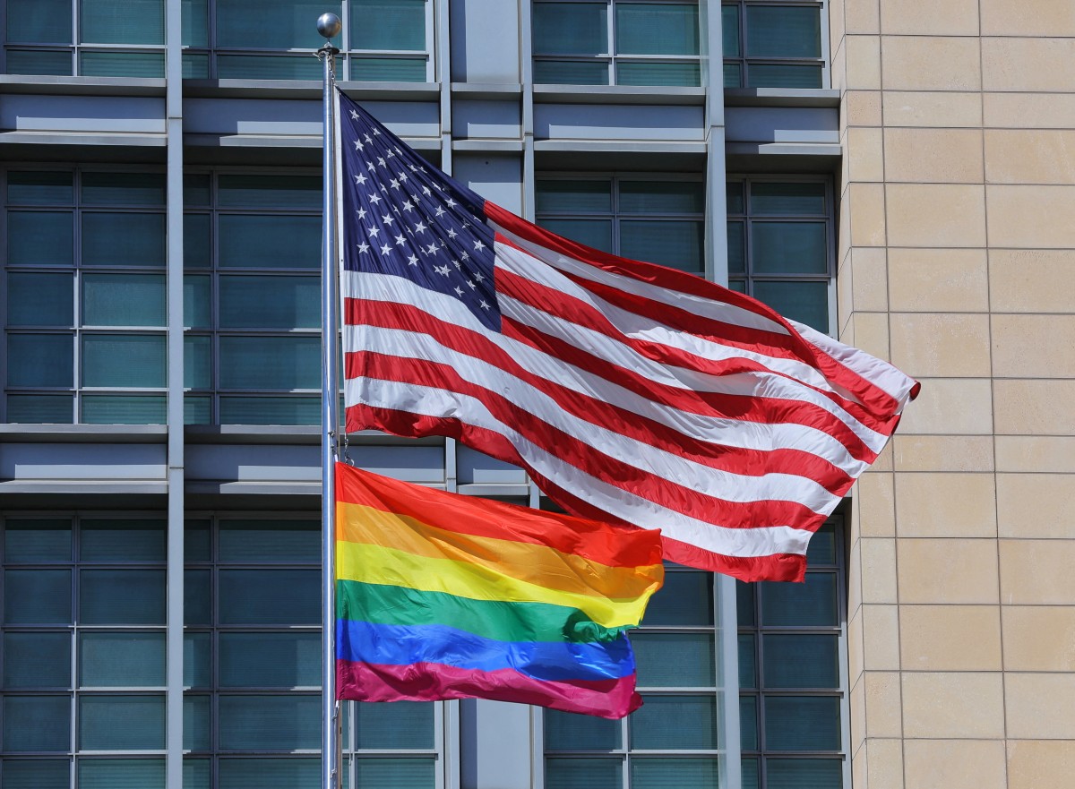 Bandera LGBT en la Embajada de Estados Unidos en Rusia. (Reuters)
