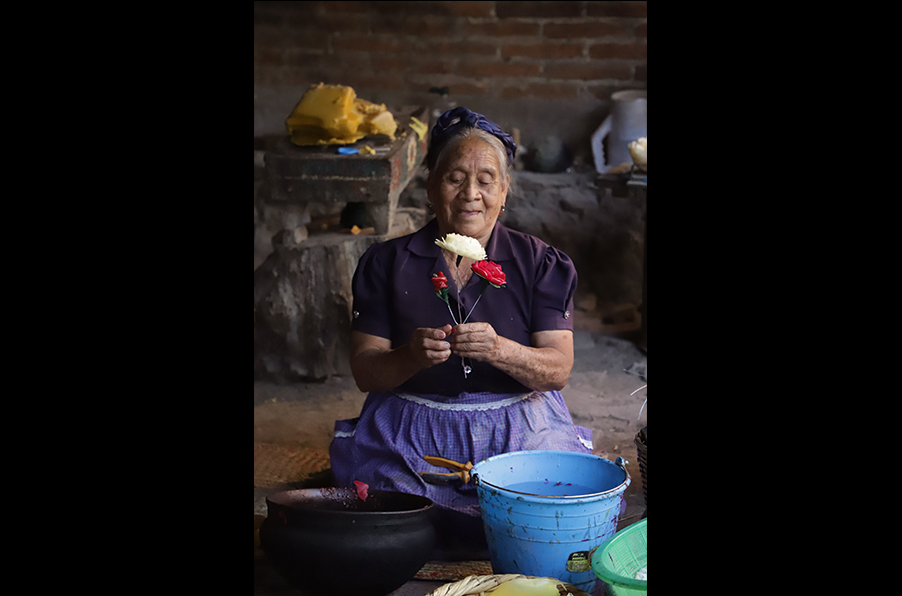 Doña Viviana Alávez preside el arte de elaborar las velas ceremoniales de cera de abeja | Naomi Antonio