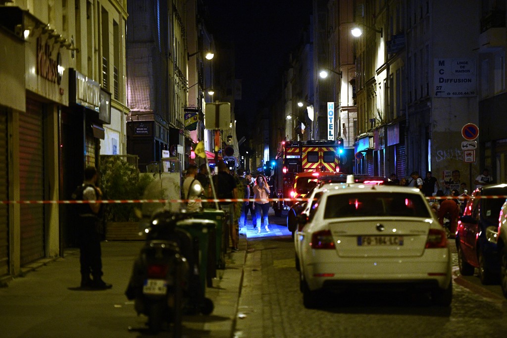 Dos hombres armados mataron a una persona e hirieron a otras cuatro en un tiroteo la noche del lunes en París. (AFP)