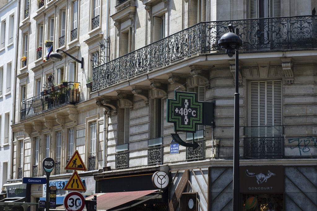 Las temperaturas en Francia están afectando a la población. | AP