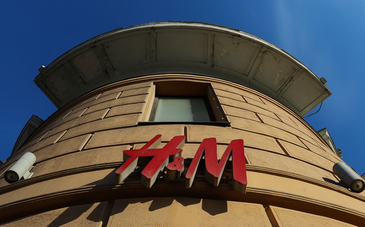 Logotipo de H&M en una tienda cerrada en Moscú, Rusia. Marzo de 2022. Foto: (Reuters)