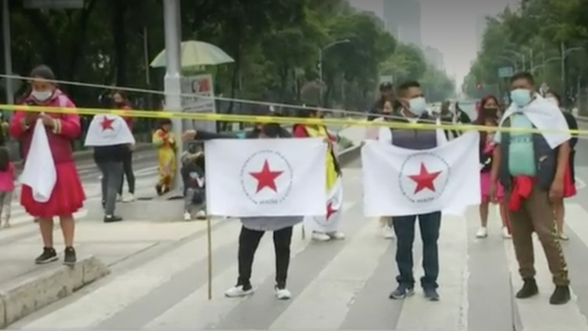 Protestan personas del movimiento indígena artesanal en Reforma, CdMx