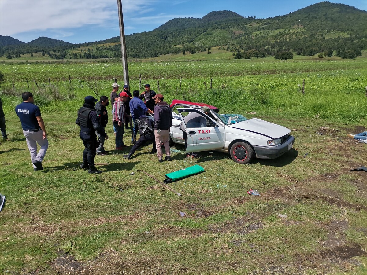 Choque entre un taxi y un tráiler deja cuatro muertos en la carretera de Michoacán. (Elizabeth Guzmán)