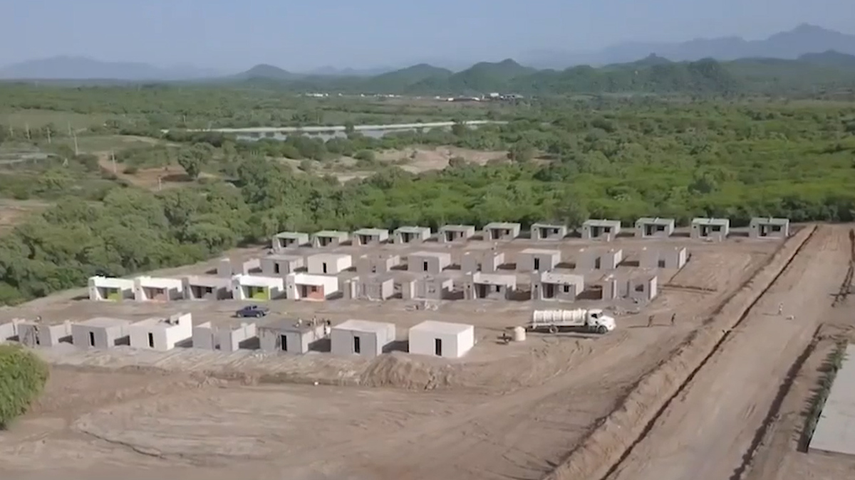 Mal construidas y pequeñas: así son las casas para desplazados por 'narco' en Choix, Sinaloa